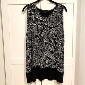 J.Jill Wearever Sleeveless Tunic w/black and white floral pattern Size Large